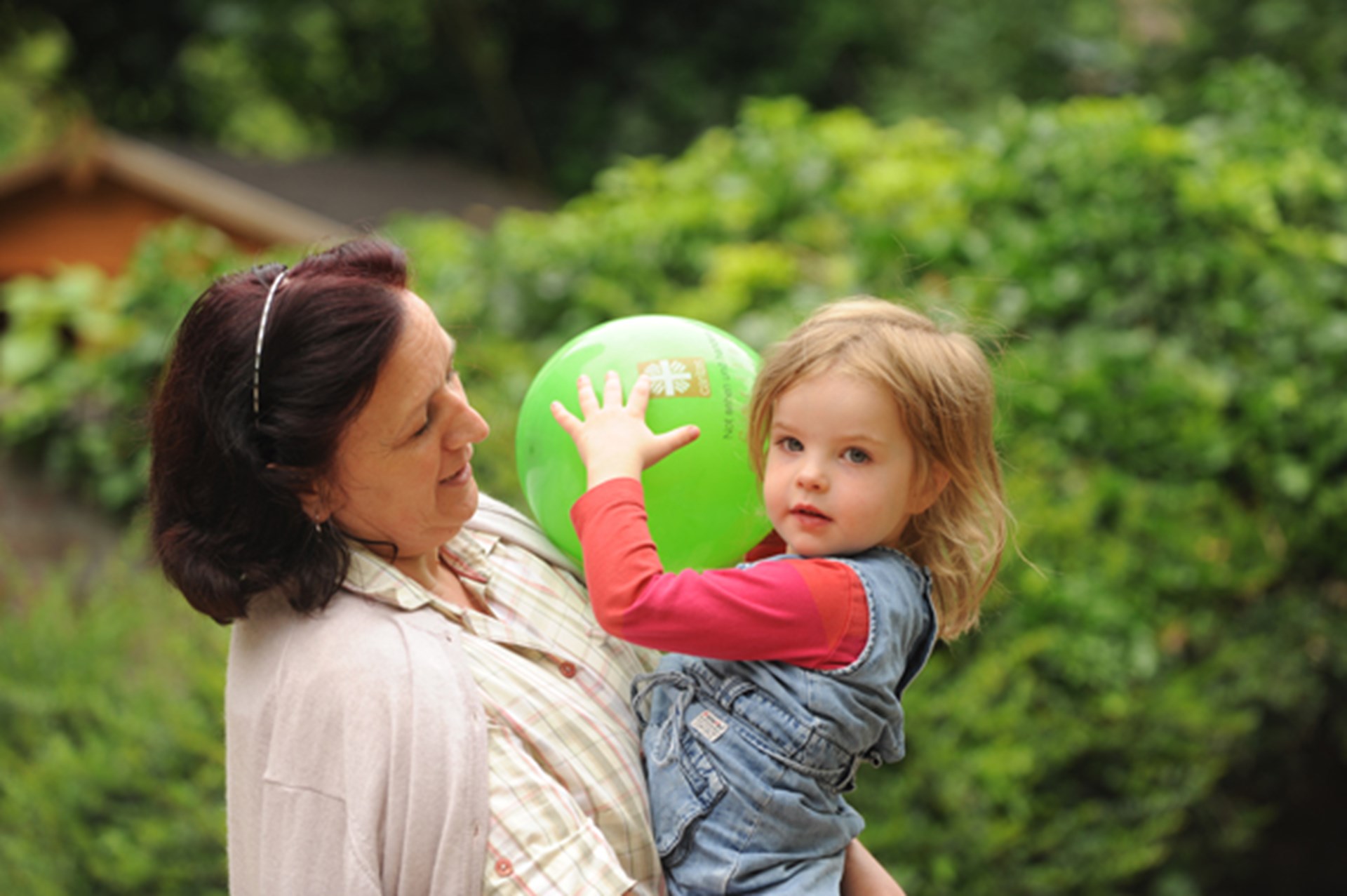 Frau hält Mädchen auf dem Arm