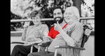 Pfleger sitzt zwischen zwei Seniorinnen auf der Terrasse im Seniorenheim. In Graustufen, Shirt des Pflegers rot illustriert. (c) Kzenon|www.stock.adob.com|Nachbearbeitet direttissima. at